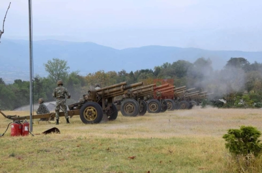 Почесна артилериска стрелба по повод Денот на независноста