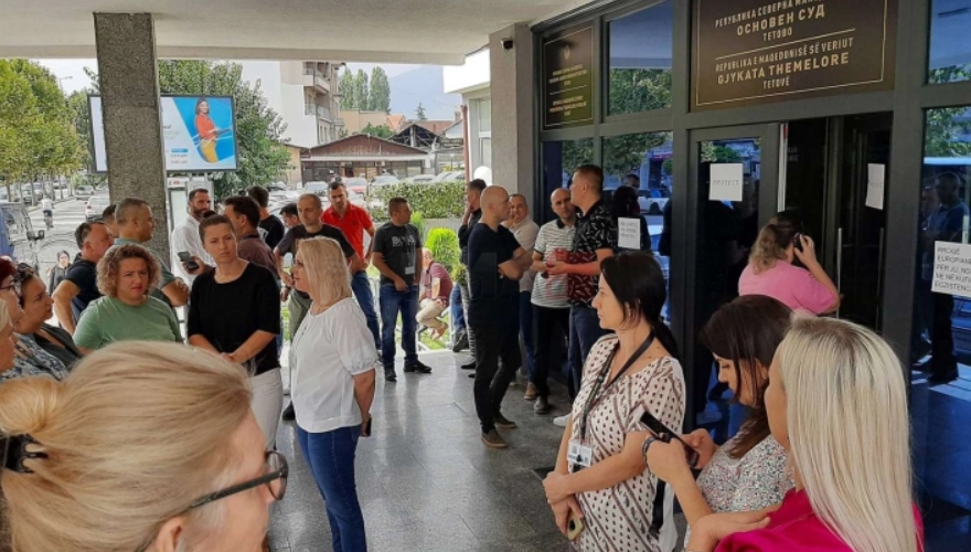 Бараат зголемување на платите како кај судиите: Протест на судската администрација во Тетово