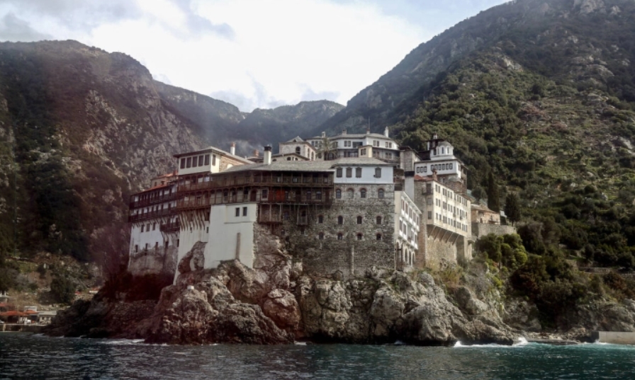 Се степале двајца монаси на Света Гора: Едниот е во болница, другиот уапсен