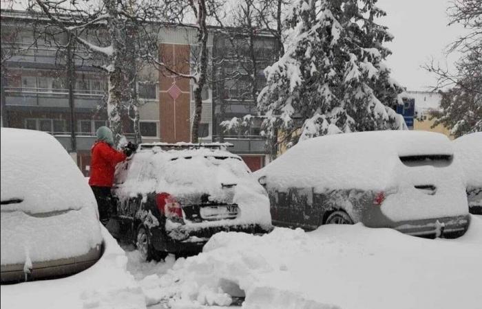 ЕВРОПА ПОД СНЕГ – утрово жителите на овој град ги разбудило 38 сантиметри снег, студениот циклон завеа сè  пред себе (ФОТО)