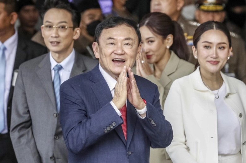 Кралот на Тајланд ја намали казната за поранешниот премиер Шинаватра