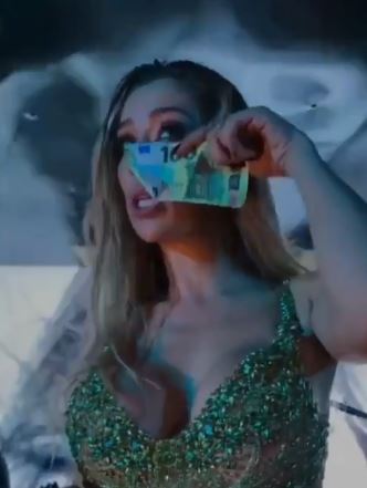 ВИДЕО: Теа Таировиќ брише солзи со банкнота од 100 евра