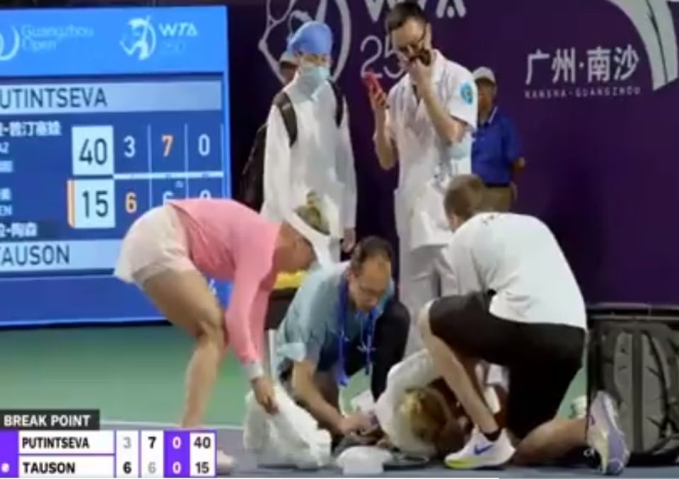 Вознемирувачки сцени: Тенисерка се онесвести, не можеше да стои на нозе – ја изнесоа на количка (ВИДЕО)