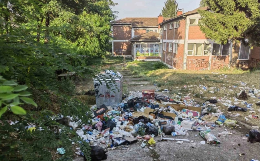 Децата се гушат во ѓубре: Градинките во Тетово претворени во депонии