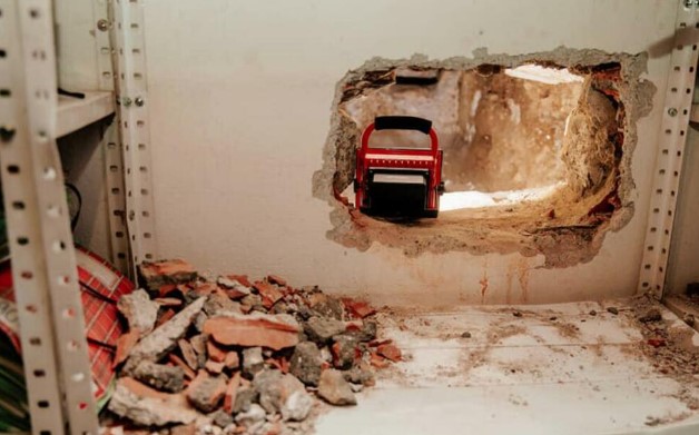 Абазовиќ: Шест лица осомничени за ископаниот тунел, а камионот е пронајден