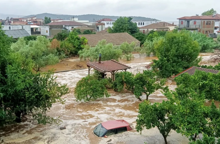 Најмалку четворица загинати во поплави во Турција