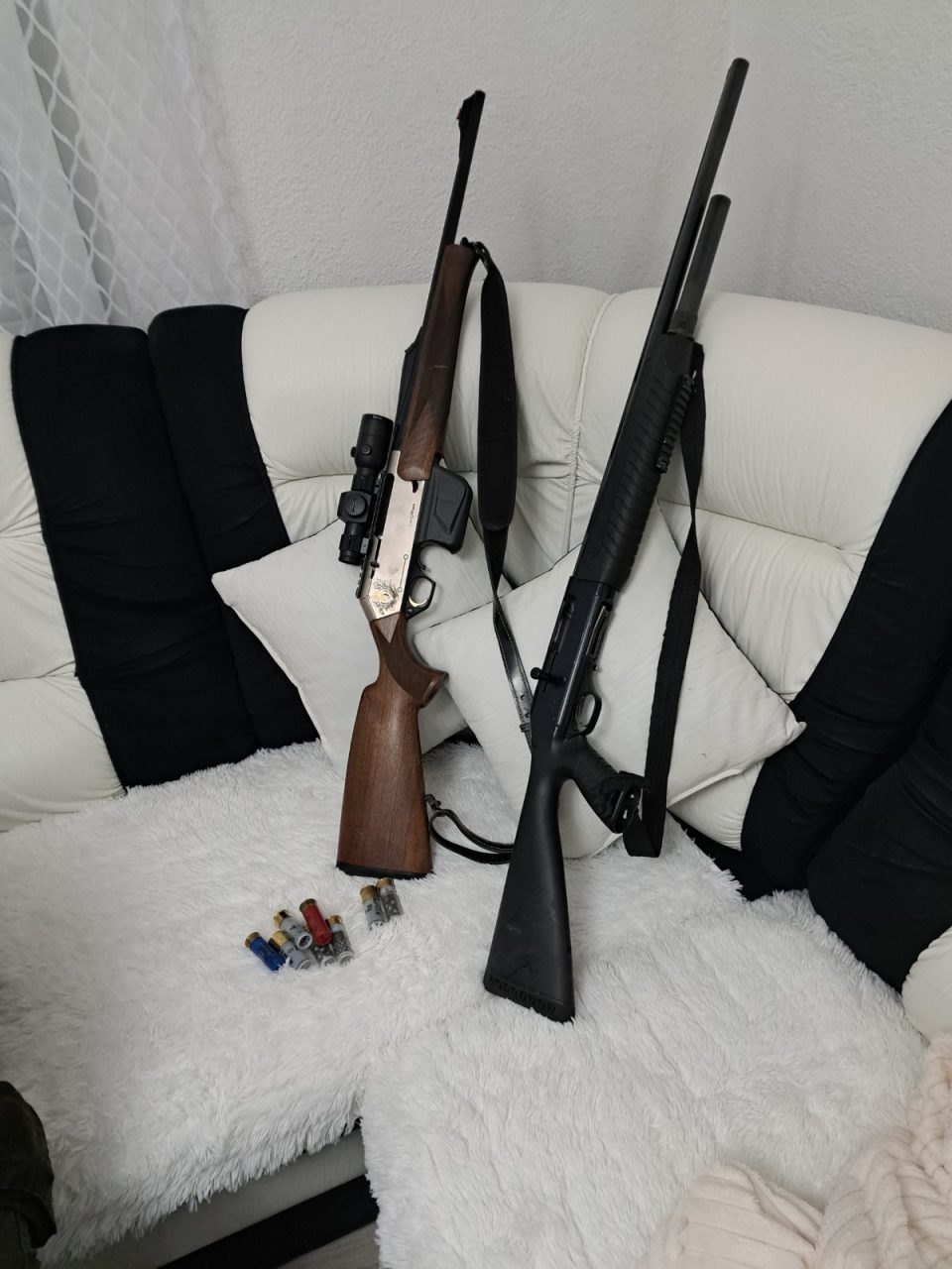 Претрес во скопско Количани- пронајдени пушки, приведено едно лице (ФОТО)