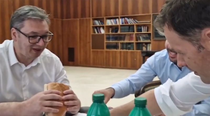 Објавено ВИДЕО како Вучиќ јаде паризер од 140 динари: „Ваков сендвич јадам и во авион“