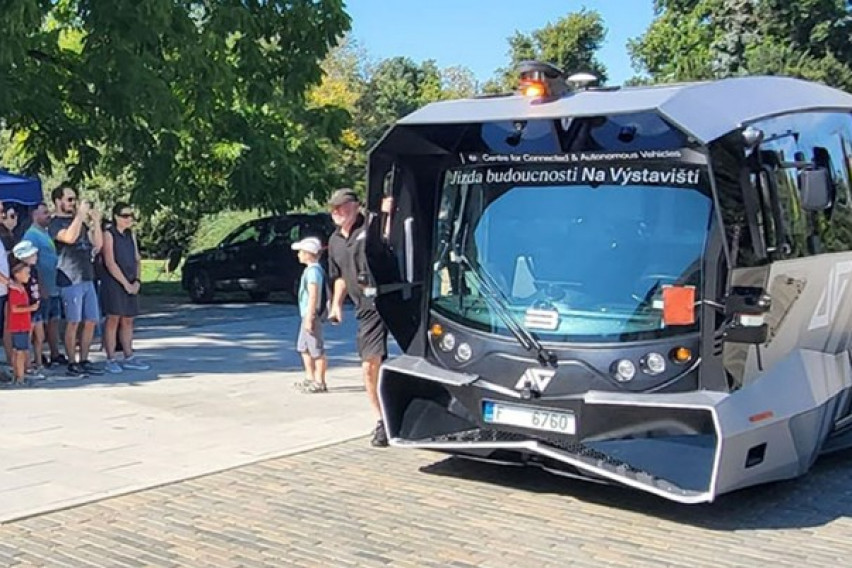 Автономен автобус тргна на првото возење во Европа (ВИДЕО)