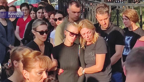 ФОТО: Потресна атмосфера во Звечан, Србите жалат за загинатите