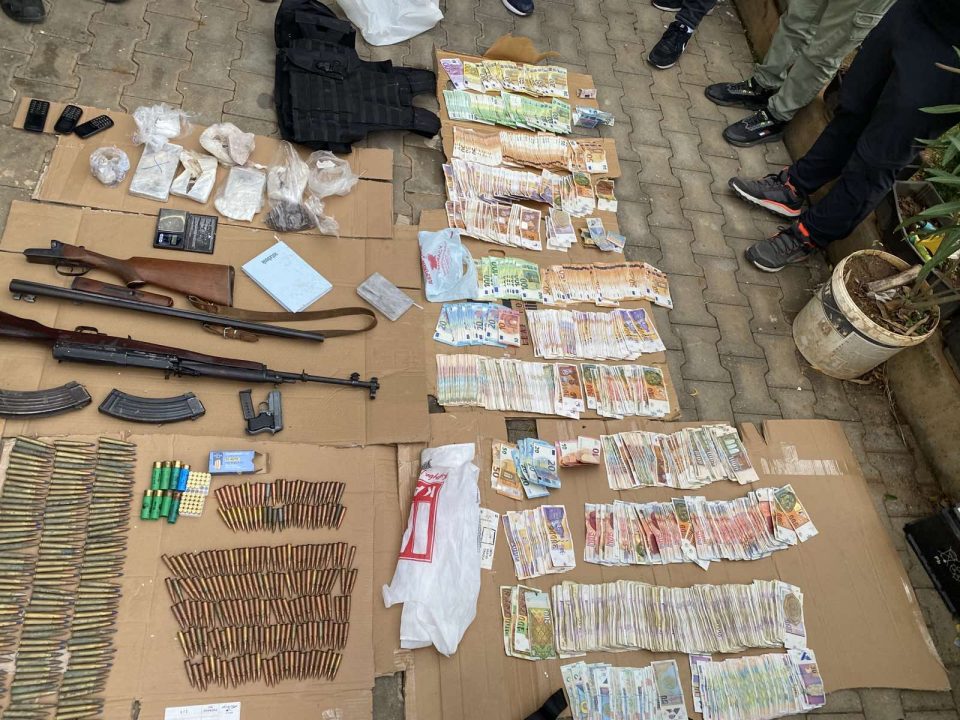 Претрес во скопско, пронајдена дрога, оружје, пари… (ФОТО)