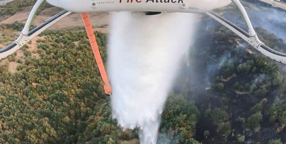 ВИДЕО: Хеликоптерот на МВР исфрли над десет тони вода врз пожарот во село Блаце
