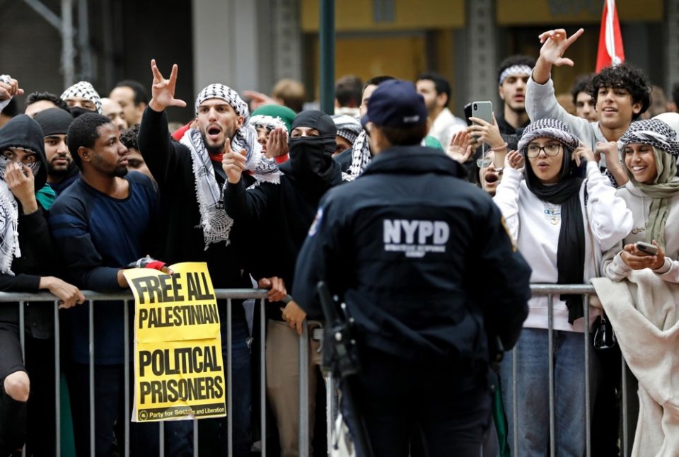 Поддржувачи на Израел и Хамас изглегоа на протести во Њујорк, полицијата ги раздвои