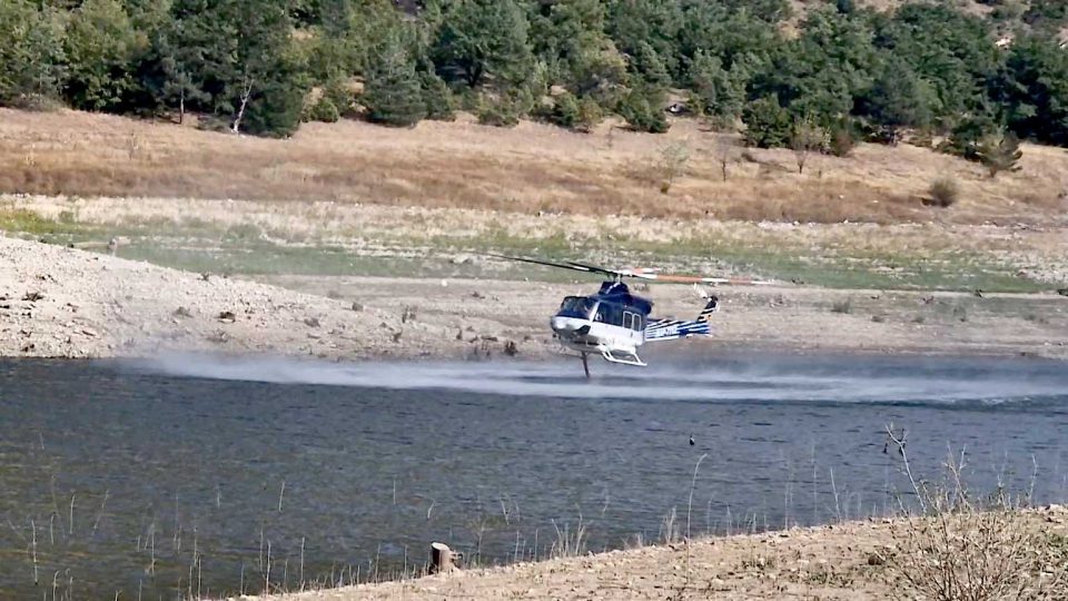 Два полициски хеликоптерa со исфрлени над 30 тони вода  учествуваа во локализирање на пожарот под Солунска Глава