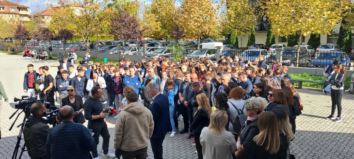 Протест на учениците и родителите во тетовското медицинско училиште