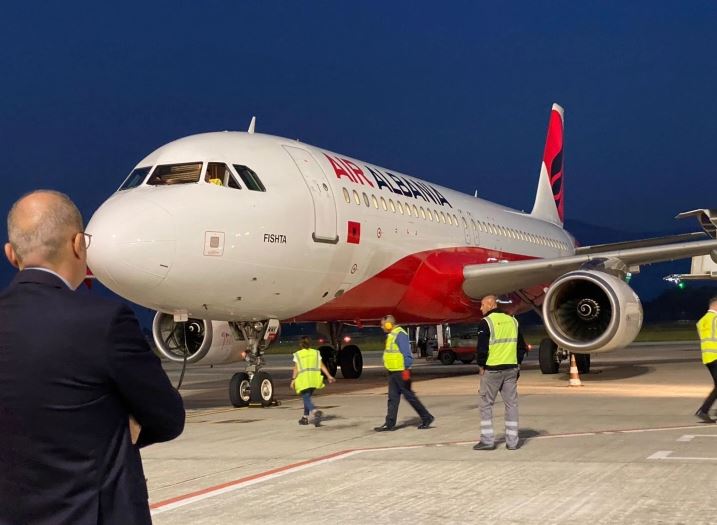 Деветмина евакуирани велешани со посебен лет од Израел пристигнаа во Тирана