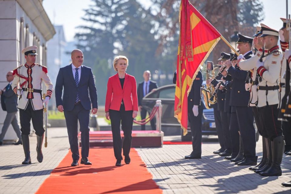 Премиерот Ковачевски ја пречека претседателката на Европската Комисија Фон дер Лајен со највисоки државни и воени почести