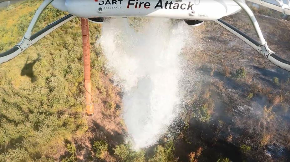 ВИДЕО: Хеликоптерот на МВР исфрли над 40 тони вода, локализиран пожарот во општина Зелениково