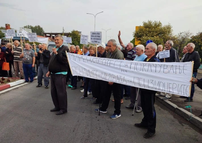 Блокиран влезот и излезот на Неготино откај Гевгелија, пензионери со мирен протест бараат повисок стандард