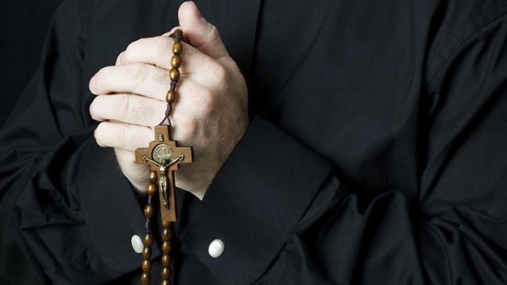 Полски бискуп поднесе оставка поради оргија во дом на свештеник