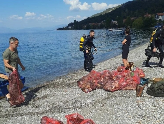 Акција за чистење на дното на Охридското Езеро, извадено поголемо количество цврст отпад