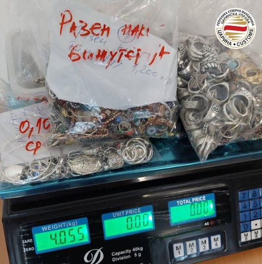 ФОТО: 5 кг. сребрен накит и бижутерија запленети на Меѓународен Аеродром Скопје