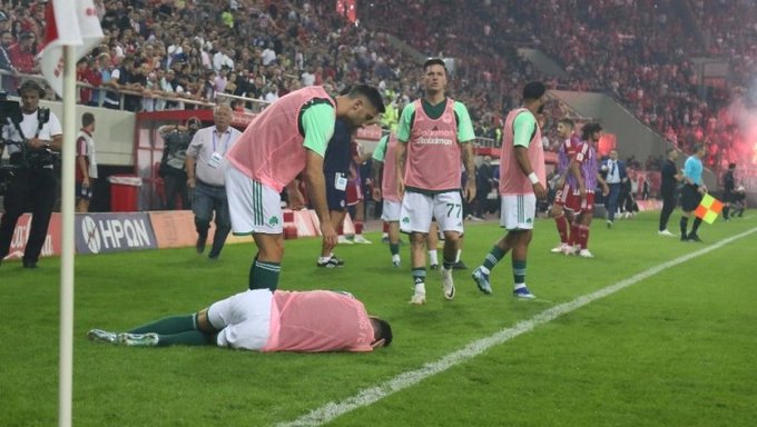 Прекин на вечното грчко дерби: Навивачи повредија фудбалер со петарда (ФОТО)