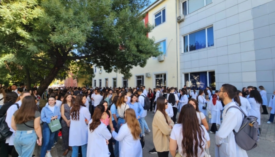 Албанските студенти по медицина почнаа протести се до повлекување на законот за задолжителна работа во земјата по дипломирањето