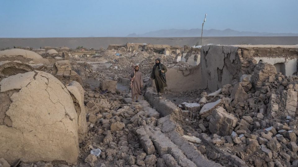 Земјотрес со јачина од 6,3 степени повторно го погоди Авганистан- илјадници луѓе загинаа во последователните потреси