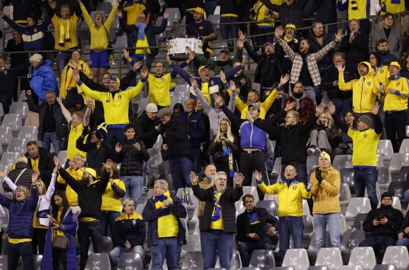 Околу 35.000 навивачи не можеа да го напуштат стадионот четири часа по прекинот на натпреварот Белгија – Шведска