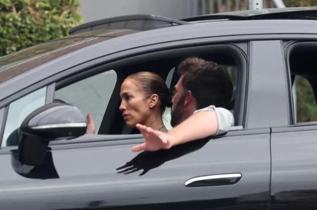 ФОТО: Џенифер Лопез и Бен Афлек фатени во жестока расправија во автомобил