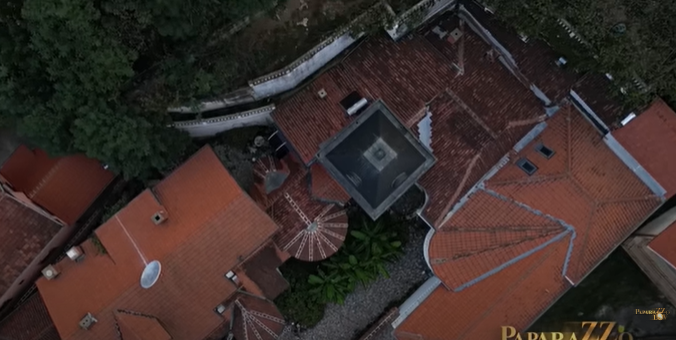 ЗДАНИЕ КОЕ ЛИЧИ НА ХОТЕЛ – домот на Цеца во Житораџе опколено со огромни ѕидови и метална капија, а еден детаљ внатре се гледа само од дрон (ВИДЕО)