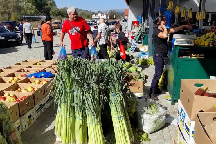 Бугари доаѓаат на пазар во Делчево да си купат овошје и зеленчук