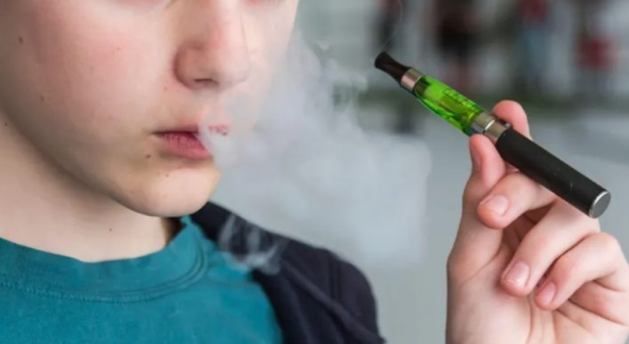 Обвинителство оформи предмет: Негувателка на децата им давала да пушат електронска цигара