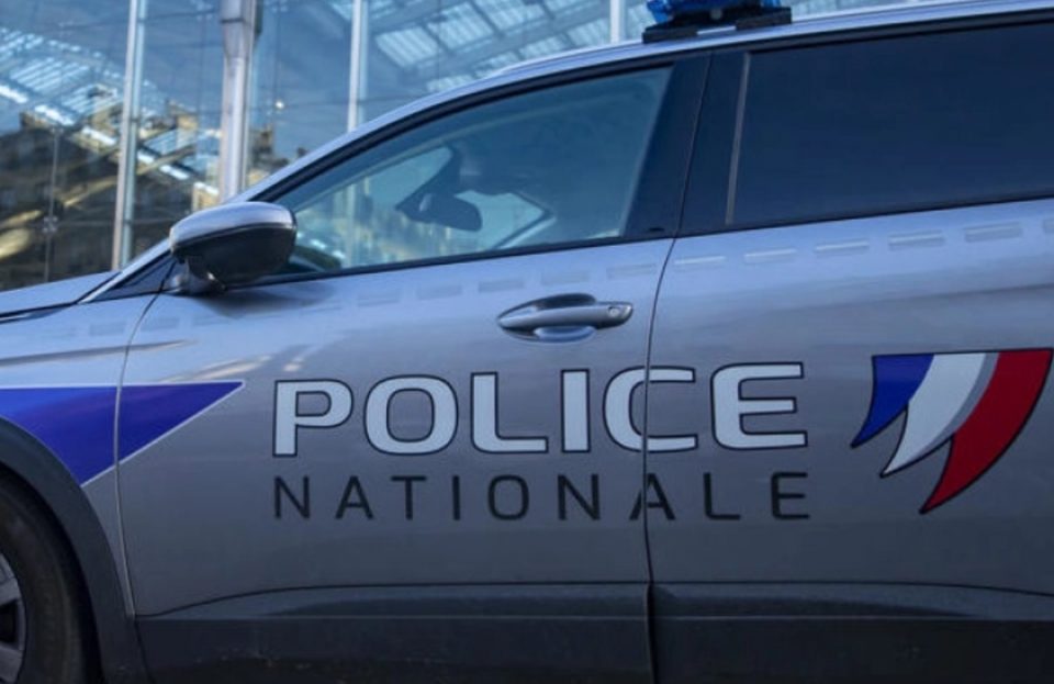 Полицијата во Париз застрела жена која се заканувала дека ќе детонира бомба