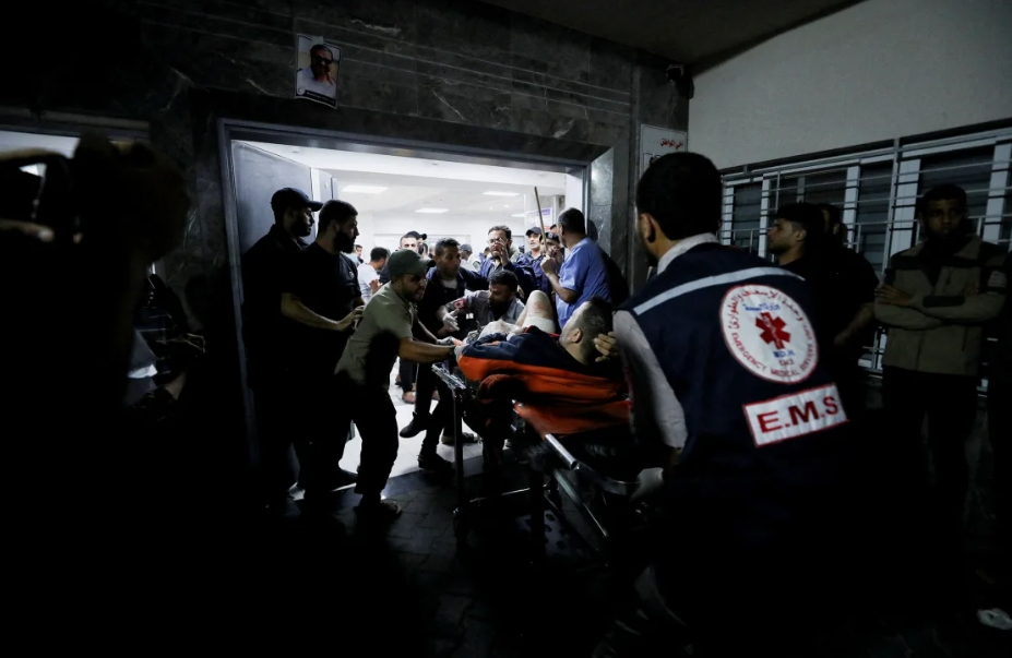 Хаотични сцени пред болница во Газа: Лекарите оперираат на земја и по ходници (ВОЗНЕМИРУВАЧКИ ФОТОГРАФИИ)