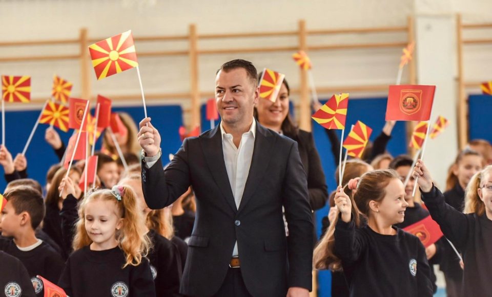 Стефковски: Од денес наставата во Гази Баба започнува со химната на Македонија