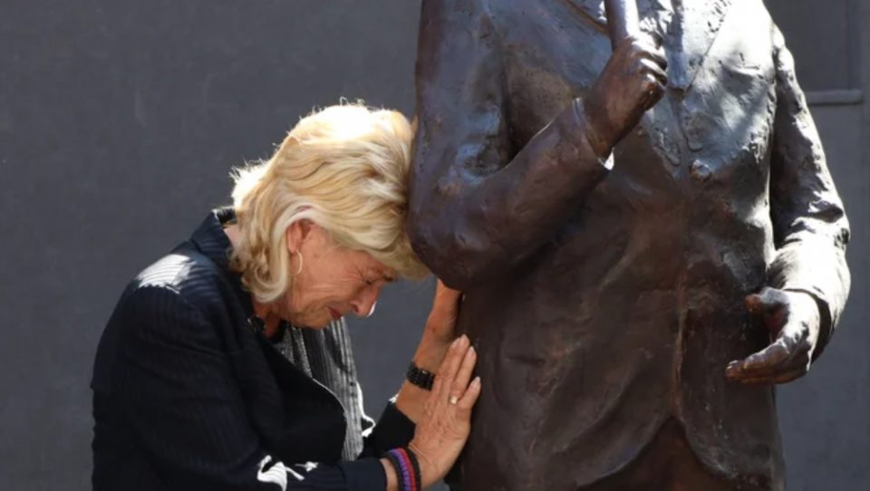 Тома Здравковиќ доби споменик на Скадарлија: Вдовицата не можеше да ги сокрие солзите (ФОТО)