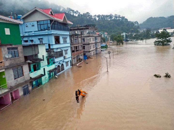 Најмалку 10 загинати во поплавите во Индија