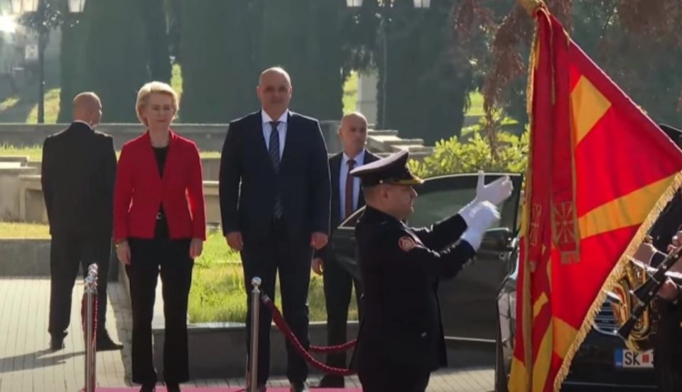 Фон дер Лајен пречекана од Ковачевски пред Владата со највисоки државни почести