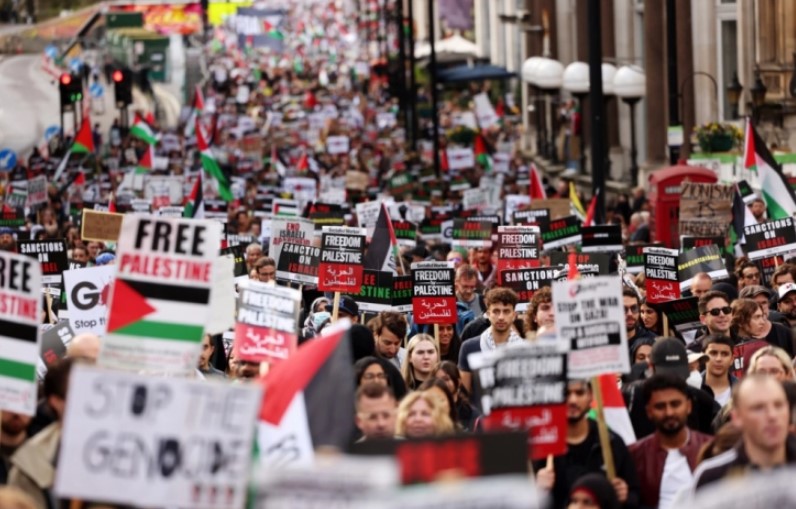 Околу 100.000 демонстранти на пропалестински марш во Лондон