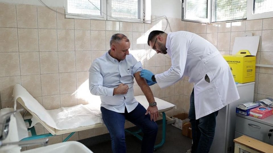 Министерот Меџити прими вакцина за сезонски грип: Граѓаните да се вакцинираат, да се заштитиме себе и јавното здравје
