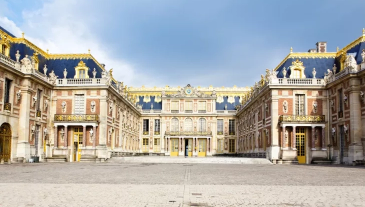 По Лувр, евакуиран и дворецот Версај