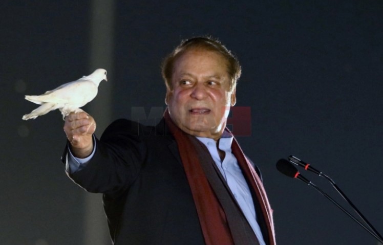 Поранешниот пакистански премиер Наваз Шариф се врати во земјата по егзилот