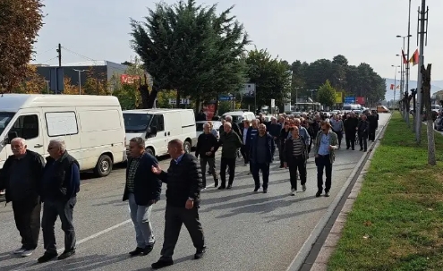 Тетовските пензионери третпат протестираат на градски улици и го блокираа сообраќајот