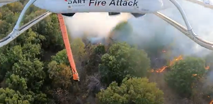ВИДЕО: Хеликоптерот на МВР исфрли над шест тони вода, локализиран пожарот во општина Студеничани