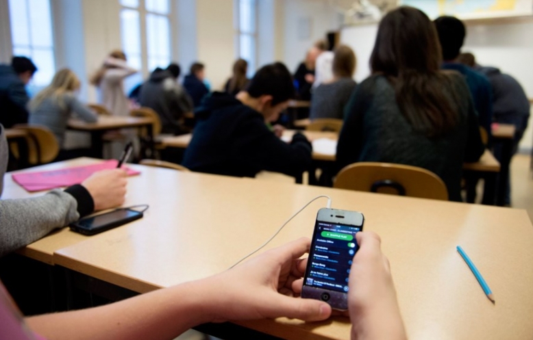 Забрана за користење на мобилни телефони и смарт уреди во основното училиште во Македонска Каменица