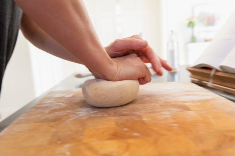 Готово за 2 минути, без квасец и чекање да нарасне: Наједноставниот рецепт за тесто за пица што крцка и ги буди сетилата