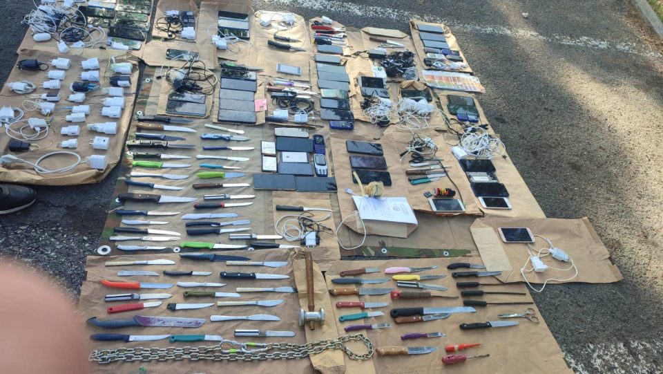 ФОТО: Претрес во КПУ Идризово- пронајдени 82 ножа, 63 мобилни телефони, дрога…