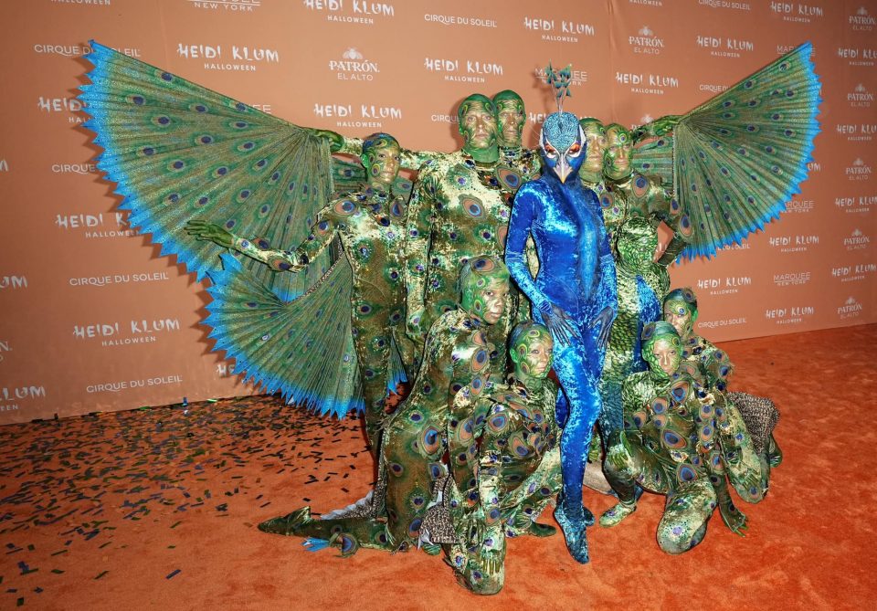 ФОТО: Хајди Клум повторно се надмина за Ноќта на вештерките, во џиновскиот костим на паун учествуваа и професионалци